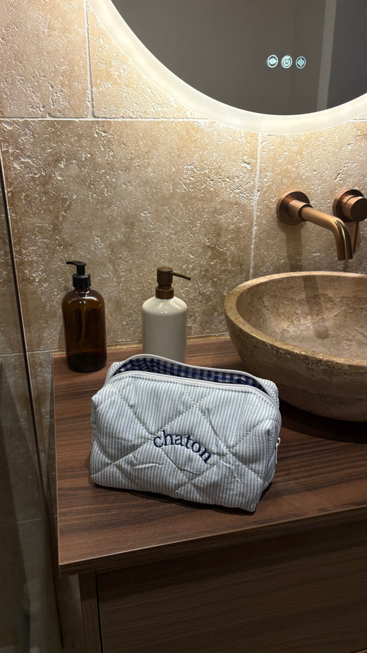 Trousse brodée - Bleu rayures